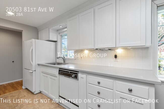 Building Photo - Open and bright 3 bed/1.75 bath in Edmonds!