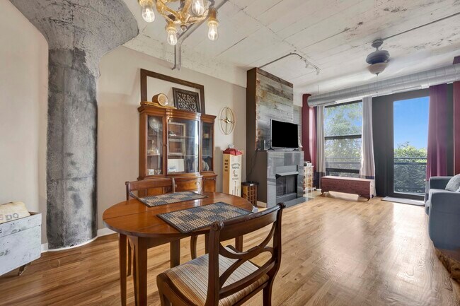 Building Photo - 1071 W 15th St