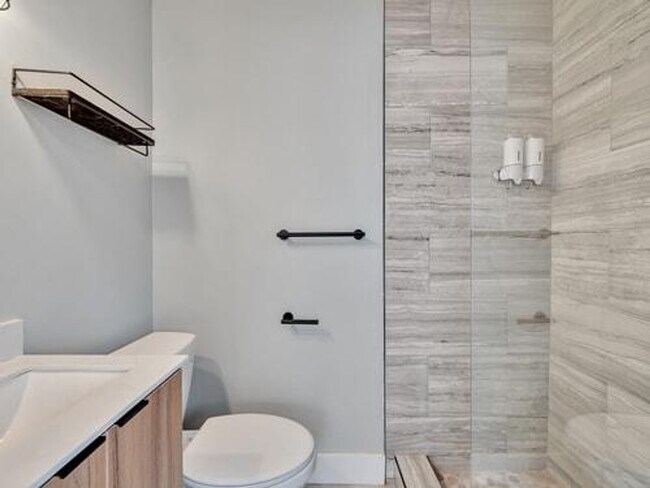 Building Photo - 320 Walnut St