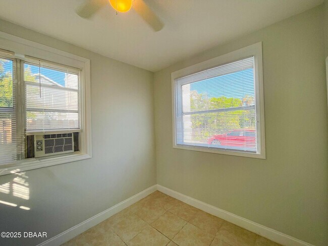 Building Photo - 411 N Oleander Ave