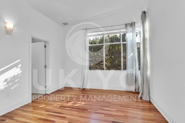 Building Photo - 6100 Adeline St