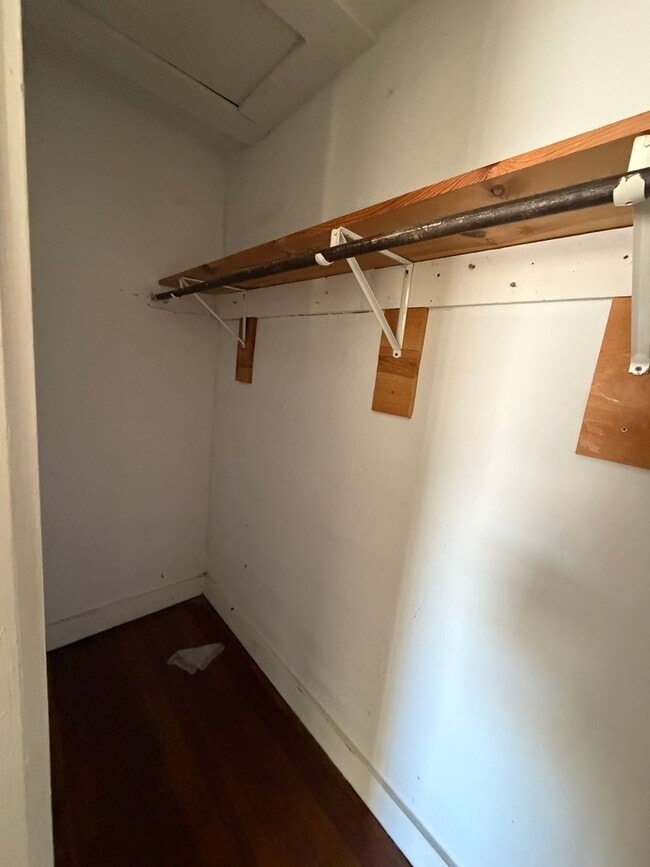 Building Photo - Spacious Duplex