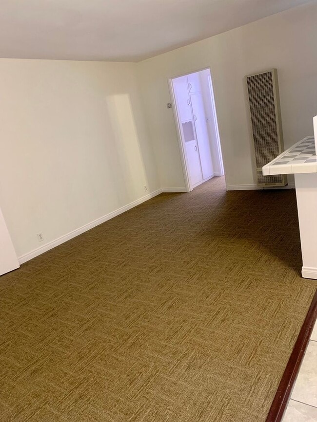 Building Photo - Cheerful and Spacious 1bd/1bth Upstairs Unit