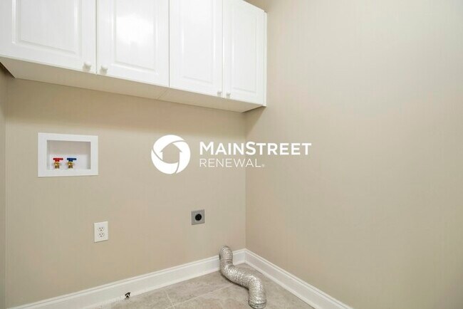 Building Photo - 5 Bedroom Pet-Friendly Home in Charlotte, NC with Main Street Renewal