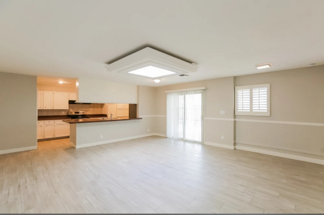 Building Photo - 5027 W Palmaire Dr