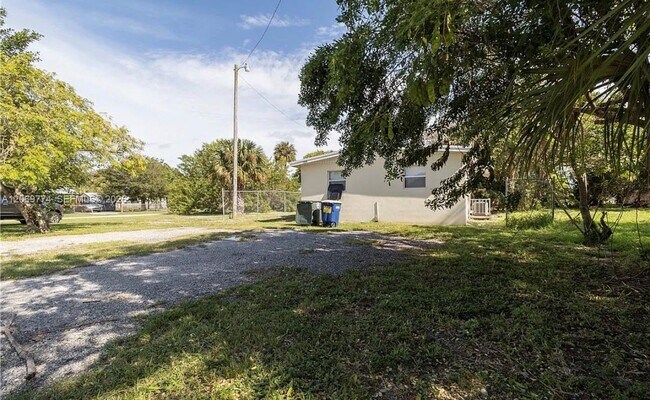 Building Photo - 708 N 14th St