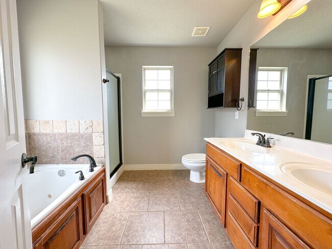 Building Photo - 3 Bed, 2 Bath Home in Fayetteville!