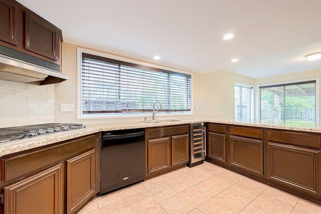 Building Photo - 2039 Shorewood Ln