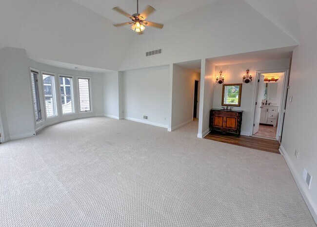 Building Photo - Lakeside Living!