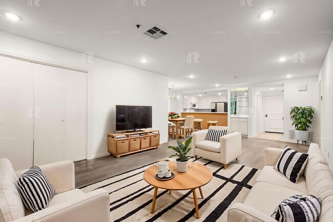 Primary Photo - (Ellie:B) Promenade West – Unit #208