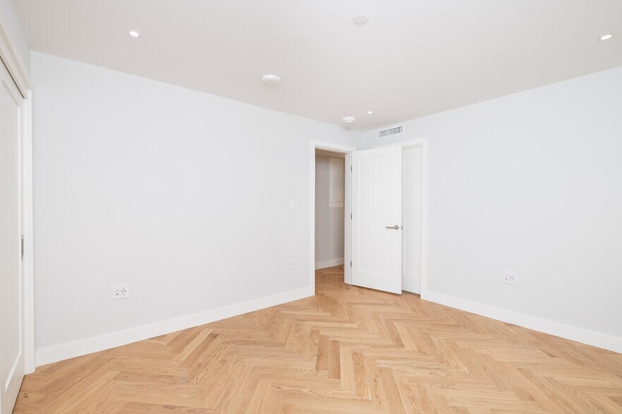 Building Photo - 10 Commonwealth Ct