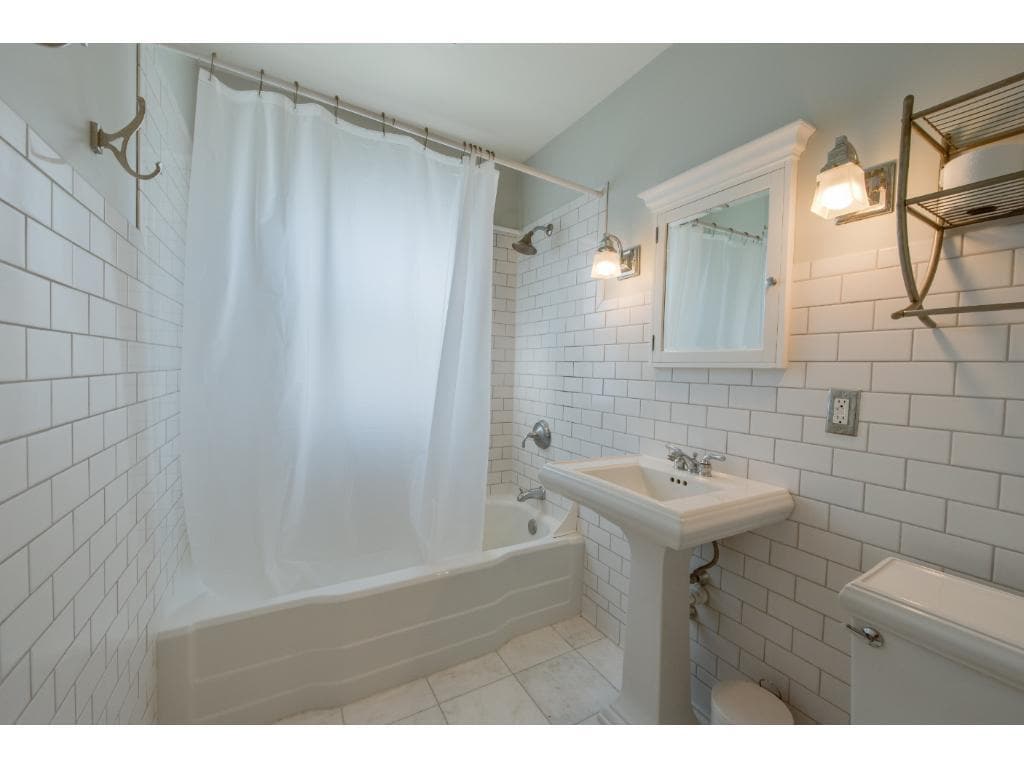 Building Photo - 1674 St Clair Ave