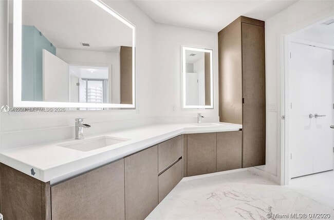 Building Photo - 851 NE 1st Ave