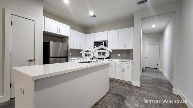 Building Photo - Modern, stylish 3 story condo with a priva...