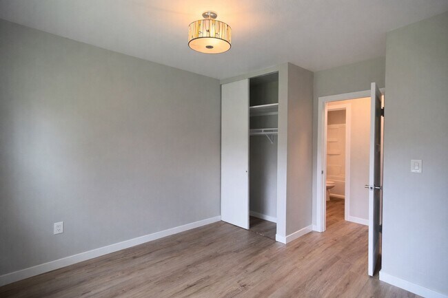 Building Photo - r3008unanderavev