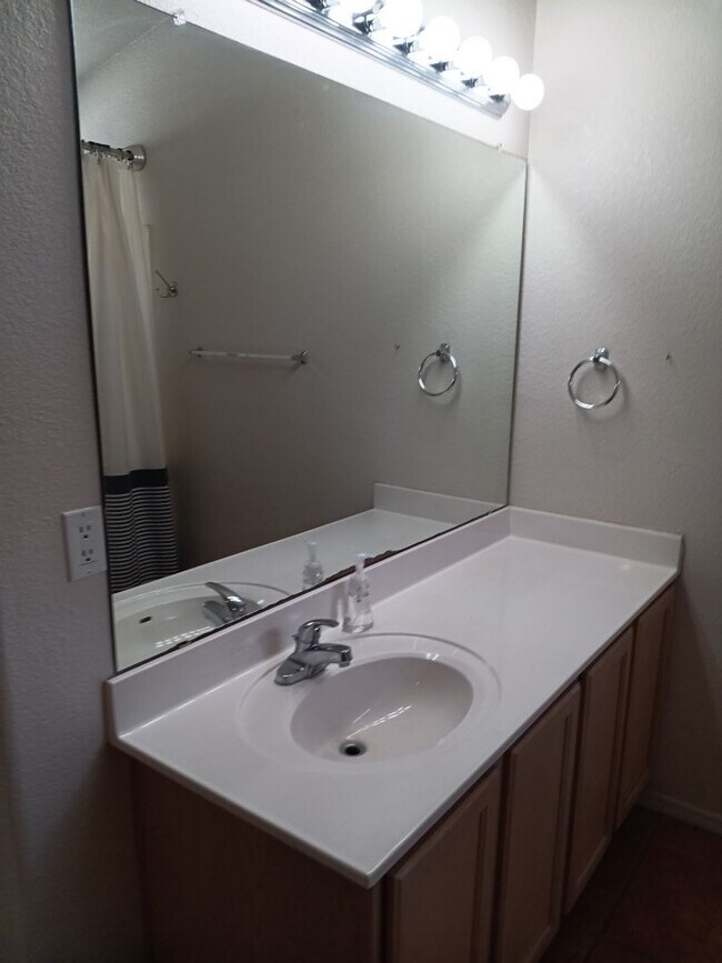 Building Photo - 3 Bedroom, 2 Bathroom Home! Schedule a Sho...