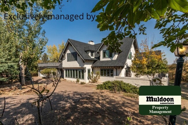 Building Photo - Beautiful 3 bedroom home with two car garage in Old Broadmoor