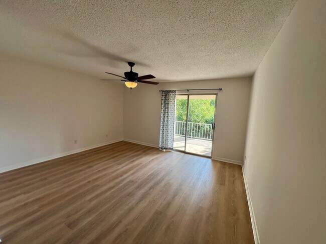 Building Photo - Spacious Forest Acres Condo!