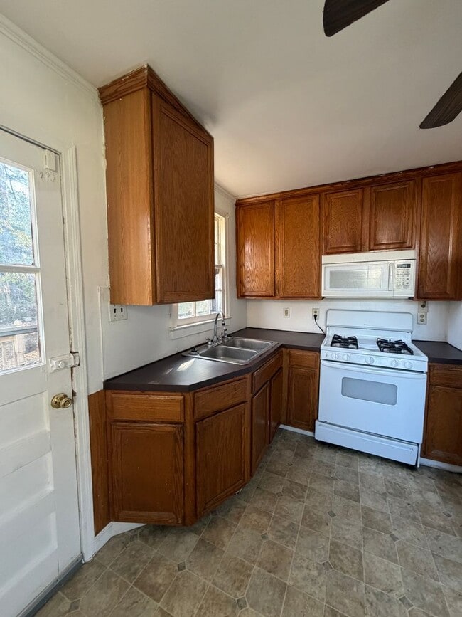 Building Photo - PENDING