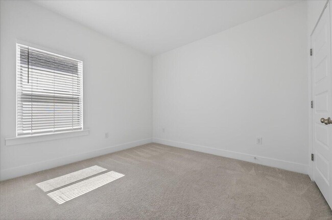 Building Photo - 210 Lyla Ln