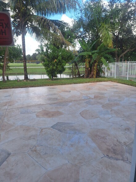 Large backyard - 4015 Banyan Trails Dr