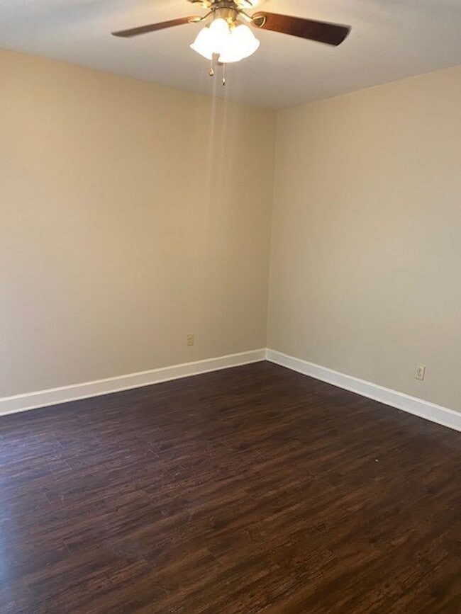 Building Photo - 405 Meador Dr