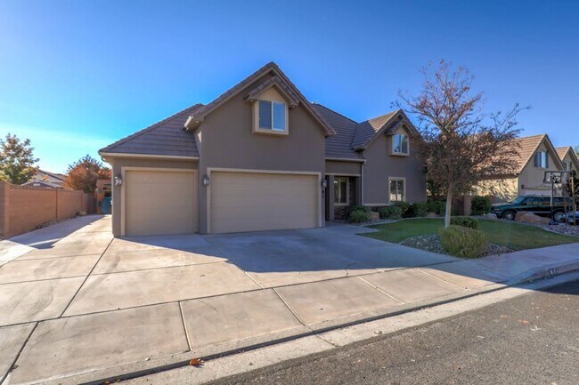 Building Photo - Beautifully Designed 5 Bedroom Home in Was...