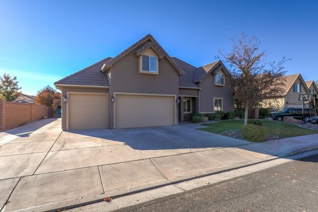 Building Photo - Pet Friendly! Beautifully Designed 5 Bedroom Home. 6 Month Lease!