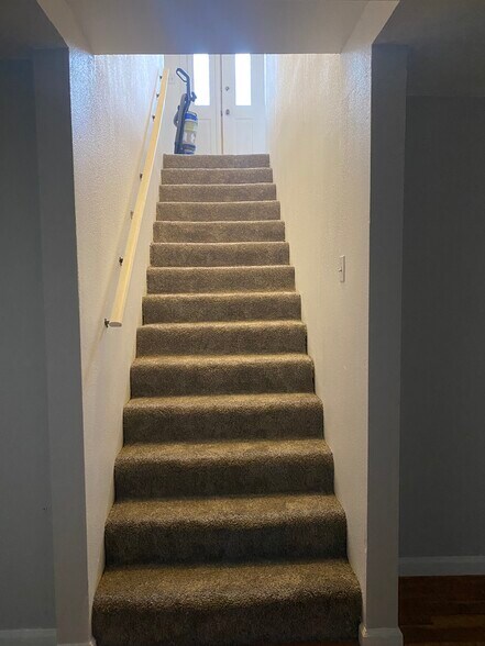 Entrance way. - 1468 Davison St