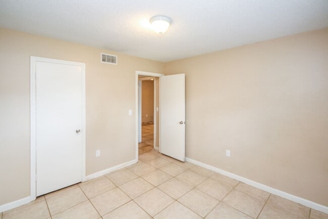 Building Photo - Spacious 2/1 Condo In The Carrington Park ...