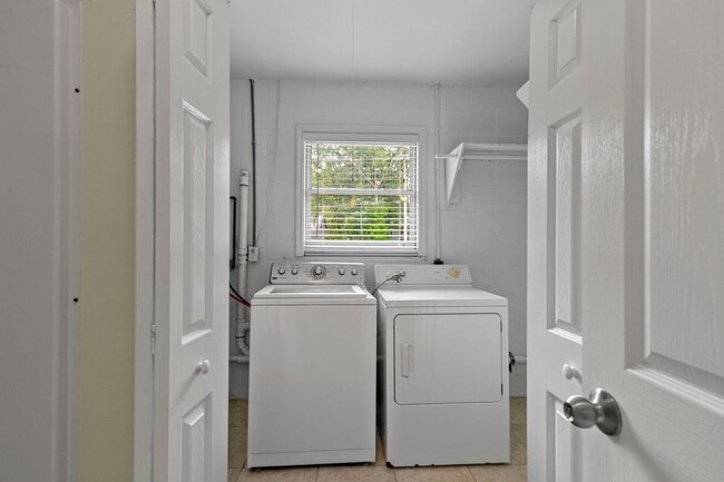 Building Photo - Affordable Remodeled Home near UF Campus