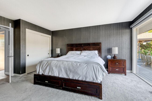 Building Photo - 10 Capri Ct