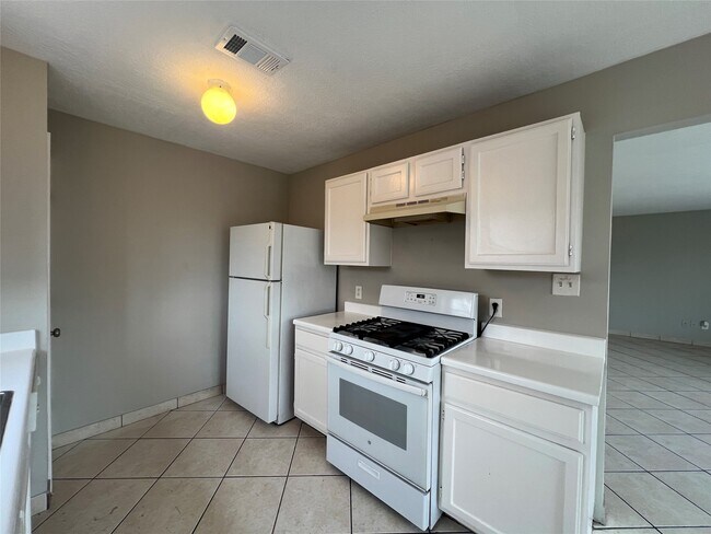 Building Photo - 8811 Baskove Dr
