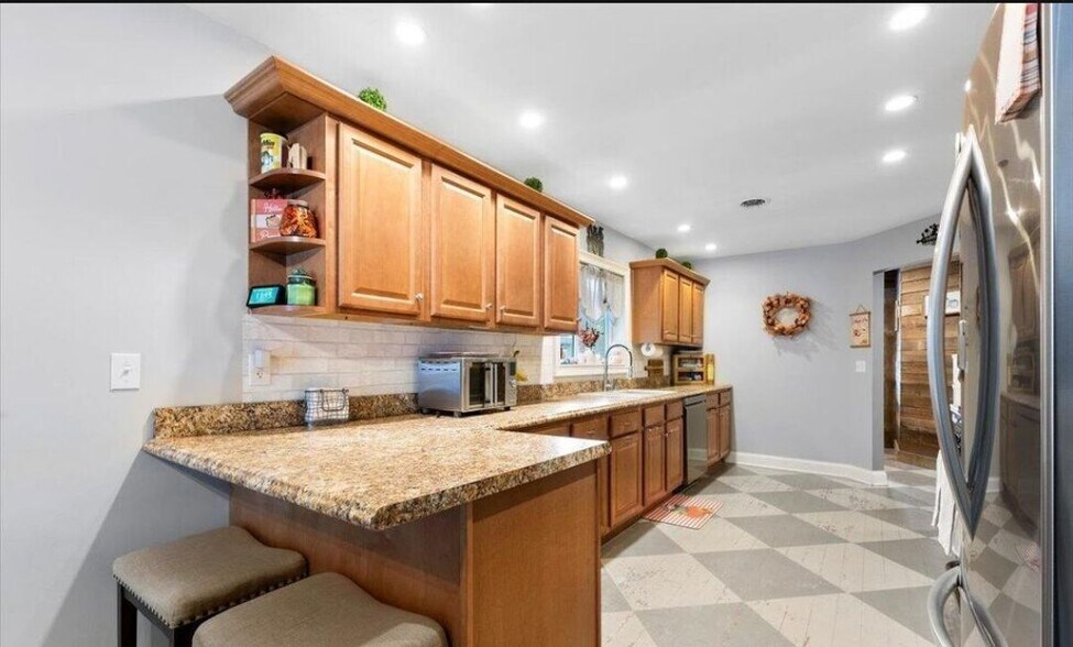 Building Photo - 949 Hudson Ave