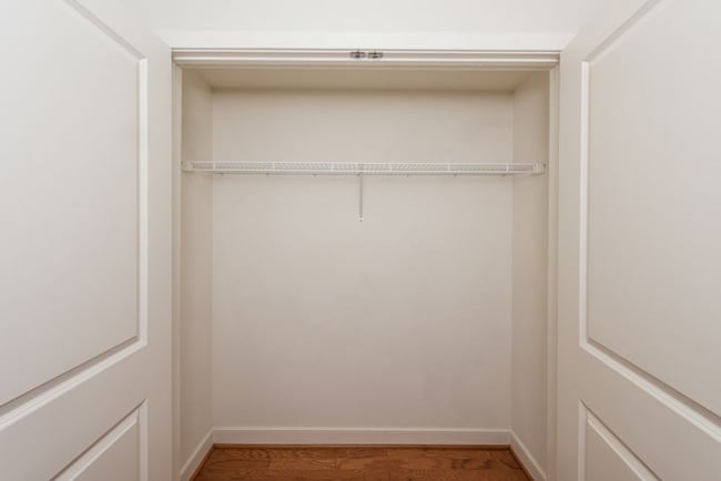 Building Photo - LARGE 1 Bedroom/1 Bathroom with Balcony in Bustling Mount Vernon Triangle!!