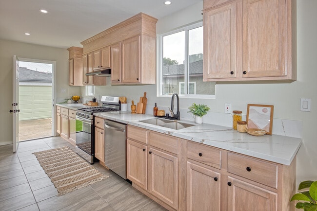 Building Photo - 11114 Ruthelen St