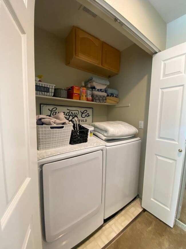 Building Photo - Danville, Shadowhawk 3 Bed, 2.5 Ba., Corner Townhouse, Close to great schools, 2 year lease