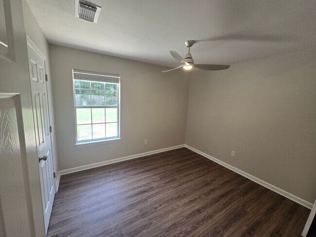 Building Photo - 3 Bedroom / 2 Bath House - Milton