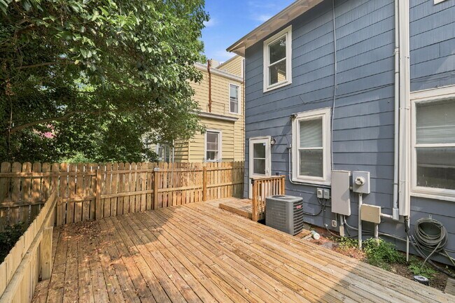 Building Photo - Live Steps from the Heart of Olde Towne