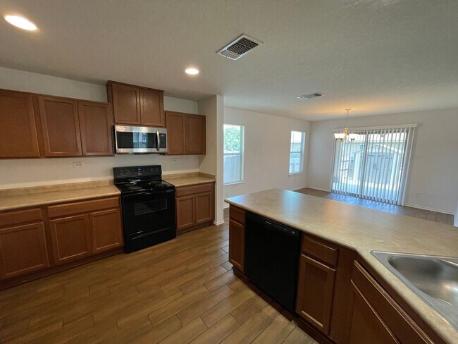 Building Photo - Beautiful 3 bedroom/2 bath in Legend Point!