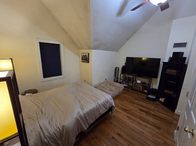 Building Photo - 124 West 7th St. Unit D