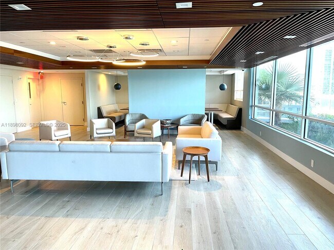 Building Photo - 1800 Sunset Harbour Dr