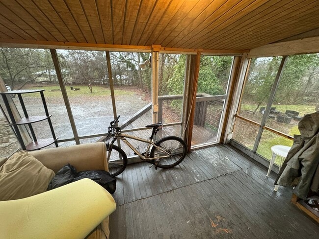 Building Photo - Gorgerous 3 Bedroom Walkable to Campus