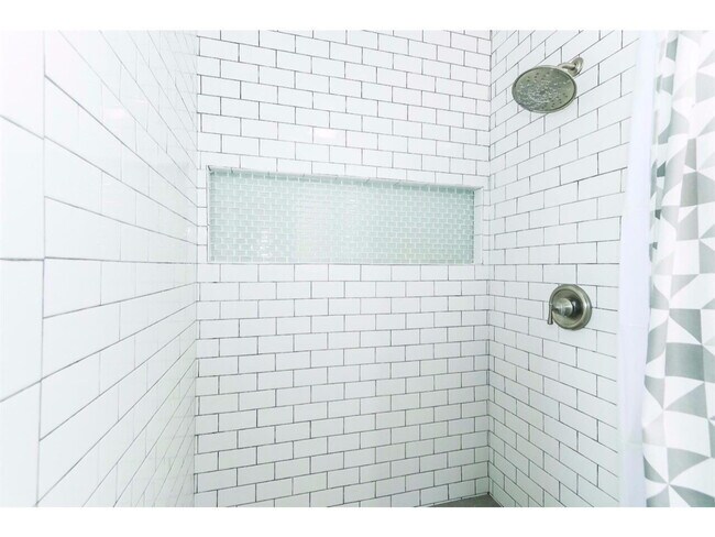 Building Photo - Beautiful Home Located Near Elementary & P...