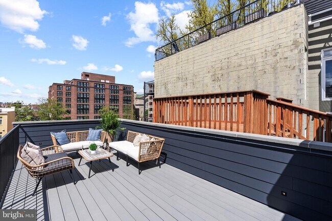 Building Photo - 2460 Ontario Rd NW