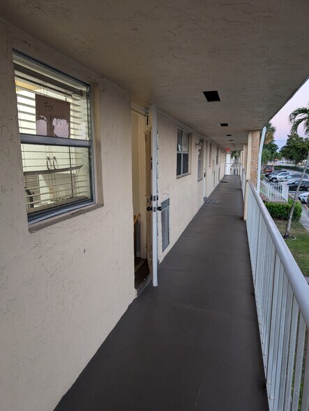 Building Photo - 9911 Sandalfoot Blvd