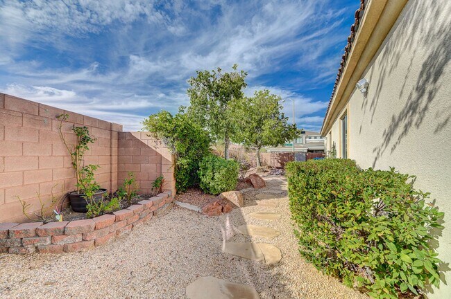 Building Photo - Stunning single-story home in picturesque community!