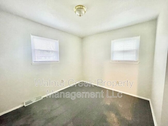 Building Photo - 566 Walnut St