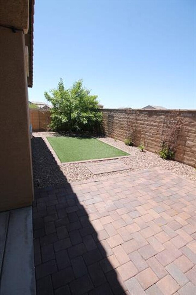 Building Photo - Desirable La Estancia Neighboorhood