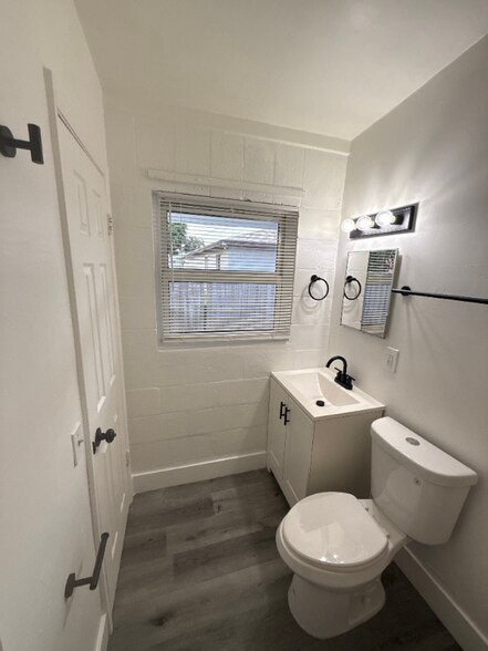 Building Photo - 320 NE 13th Ave